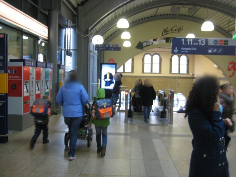 Hbf, Gleisbrücke, nb. Abgängen EH, links
