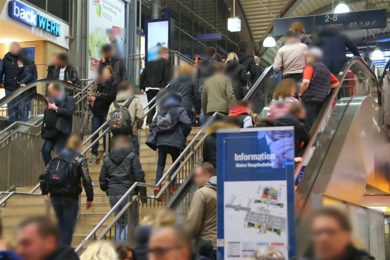 Hbf, Gleisbrücke, nb. Abgängen EH, rechts