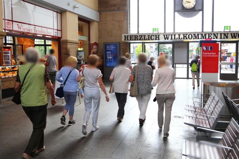 Hbf, EH, links neben Ausgang zum Vorplatz