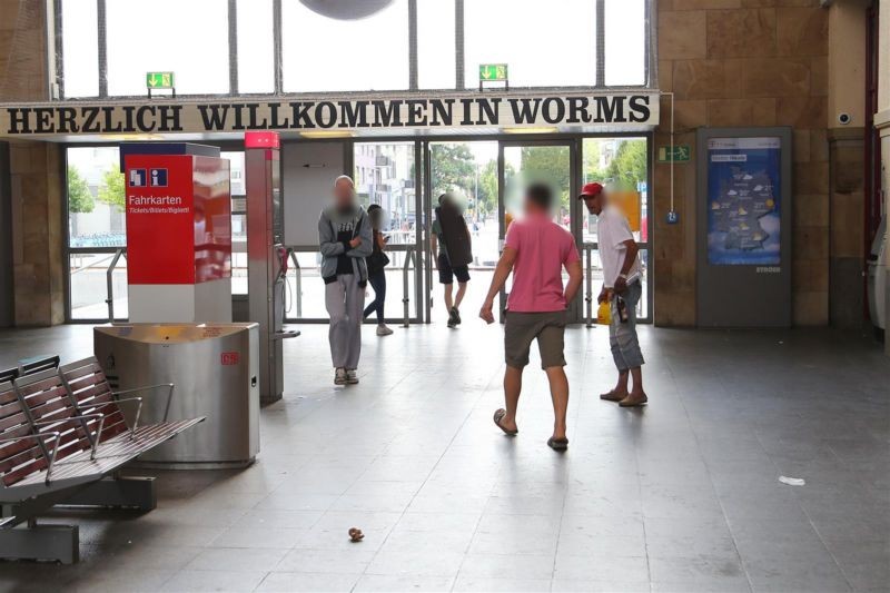 Hbf, EH, rechts neben Ausgang zum Vorplatz