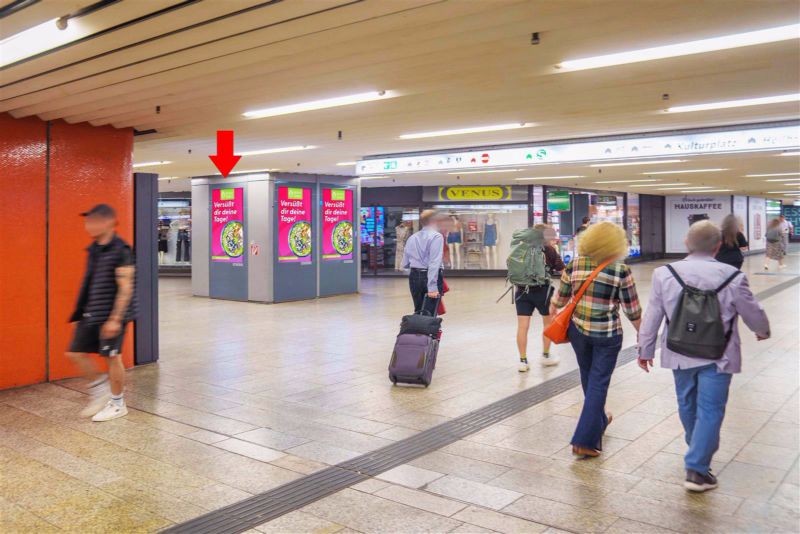 U-Bf Hbf, E-1, vor Dunkin Donuts, Ost