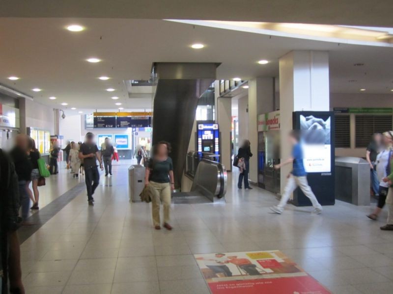 Hbf, EH, Mittelhalle, Abgang zur U1, li.