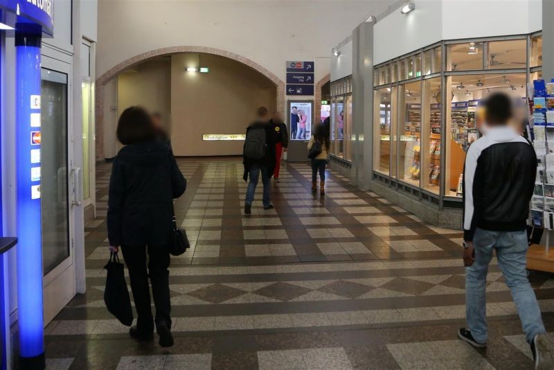 Hbf, Säule am Ausgang zum Busbf./Radstation