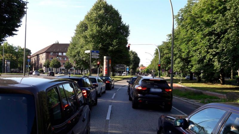 Rennbahnstr.  41/Mittelstreifen