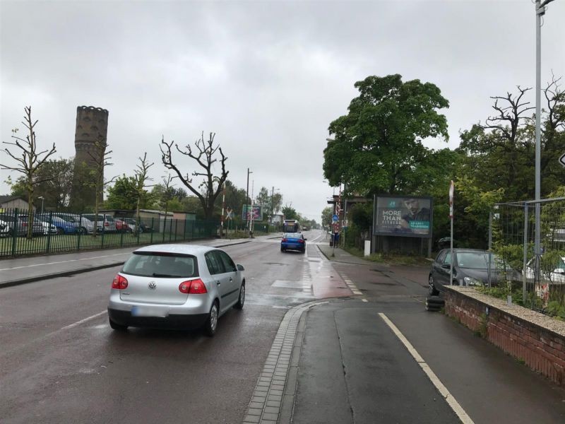 Gerhard-Ellrodt-Str. vor Bahnübergang quer