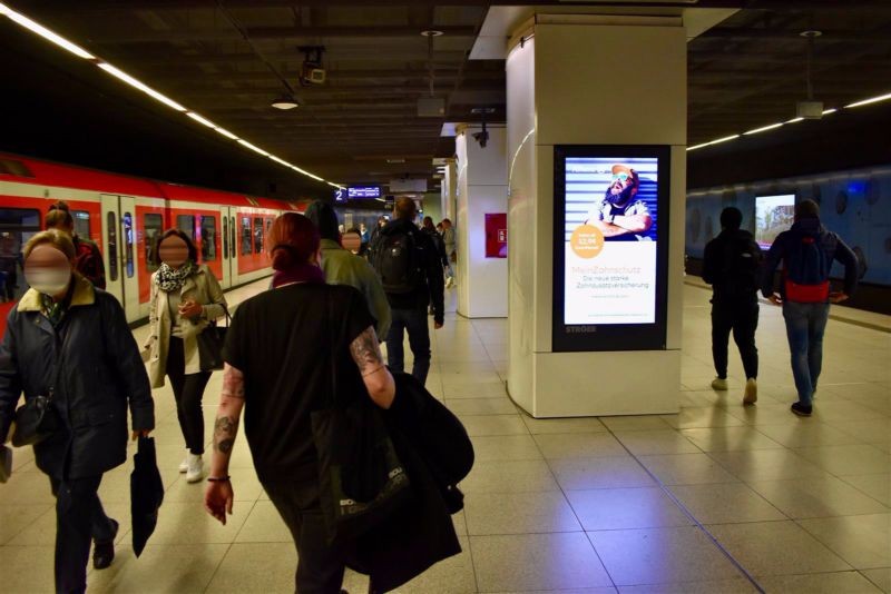 S-Bf Jungfernstieg, Bstg., Gl. 1/2, 13.Stele v.li.