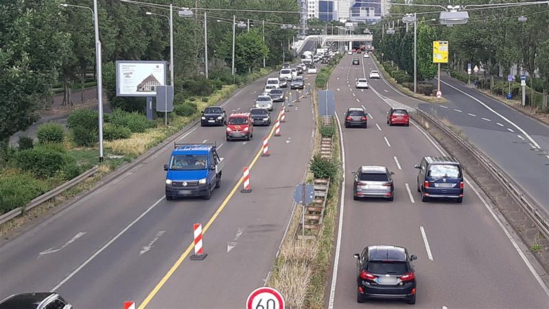 Theodor-Heuss-Allee Hh. 90/Fußgängerbrücke/We.li.