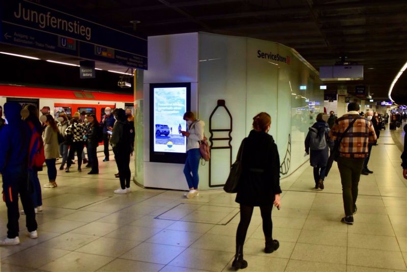 S-Bf Jungfernstieg, Bstg., Gl. 1/2, 6. Stele v.li.