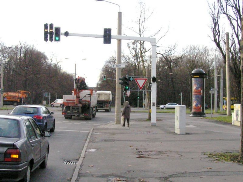 Stübelallee/Comeniusplatz/S2