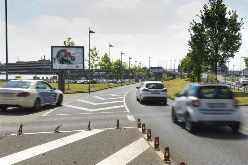 Zufahrt Ankunft Höhe Taxihalteplatz