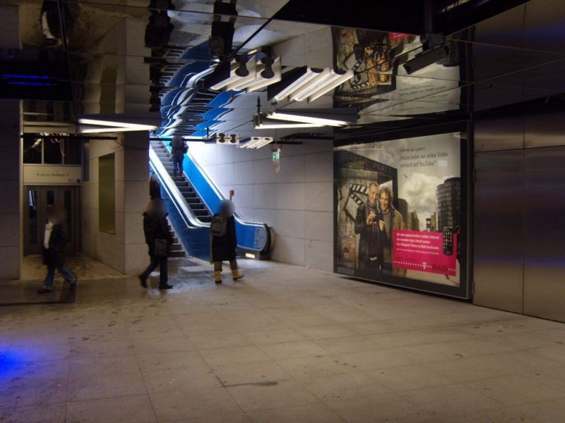 Münchner Freiheit(SY14) 1.UG Ausgang Herzogstr.li.