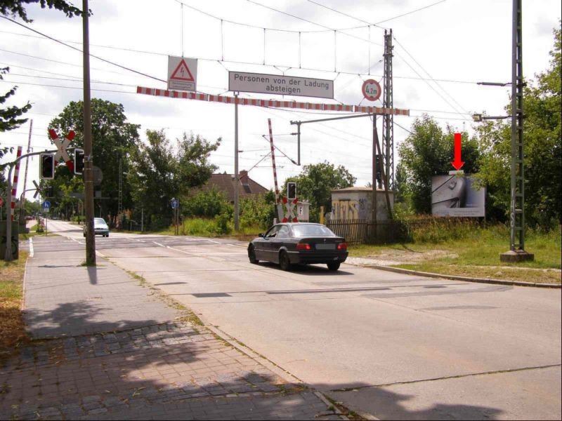 Göttiner Str.  22/Rochowstr. am Bahnüberg.