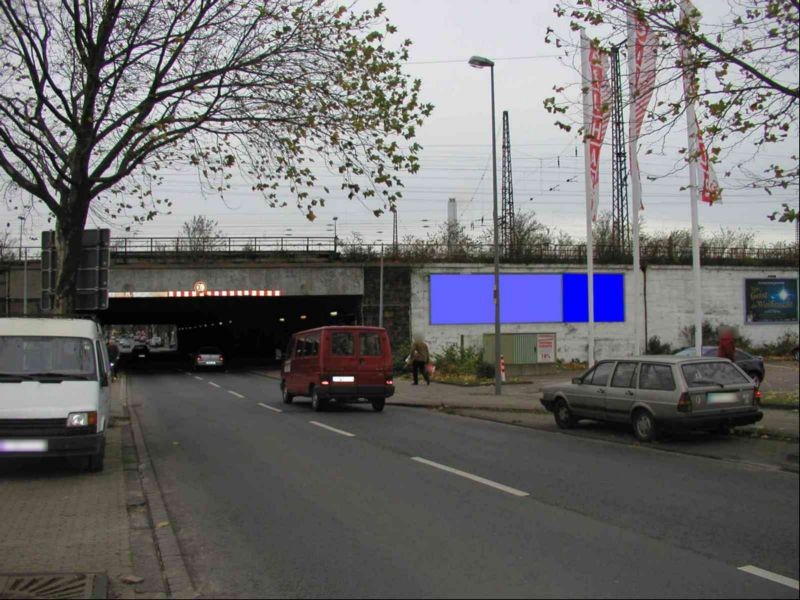 Wilmsstr./Nh. Duisburger Str./Bahn-Ufg./quer