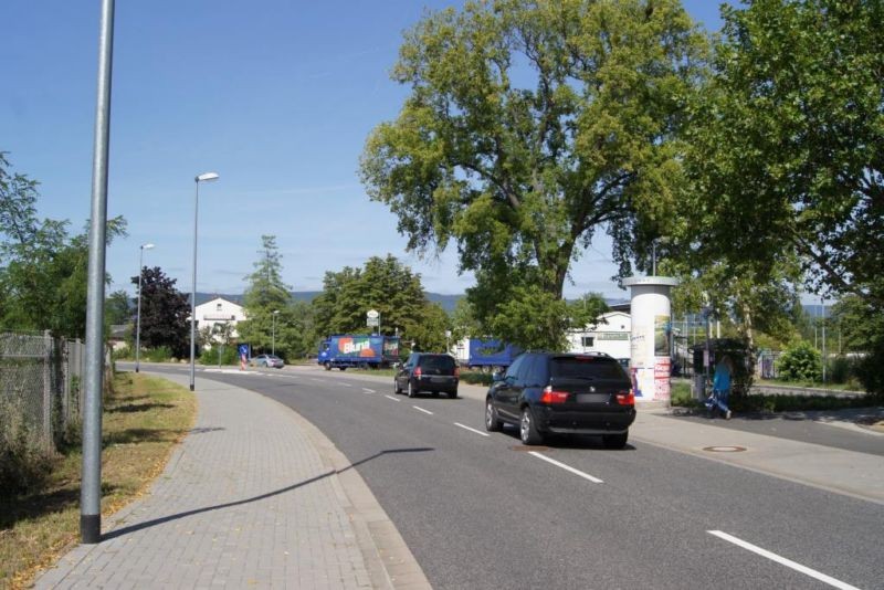Im Blumengarten/ Freibad-Hallenbad