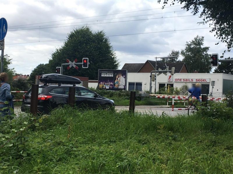 Gneversdorfer Weg/Bahnüberg. li. quer saw.