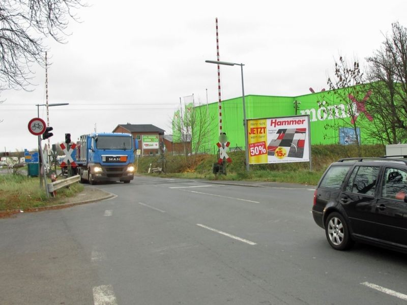 Wendebrück/Bahnübergang re./Zufahrt Mömax