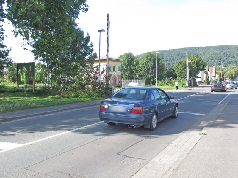 Mindener Str. 1 A/Bahnübergang/Stellwerk/saw. li.