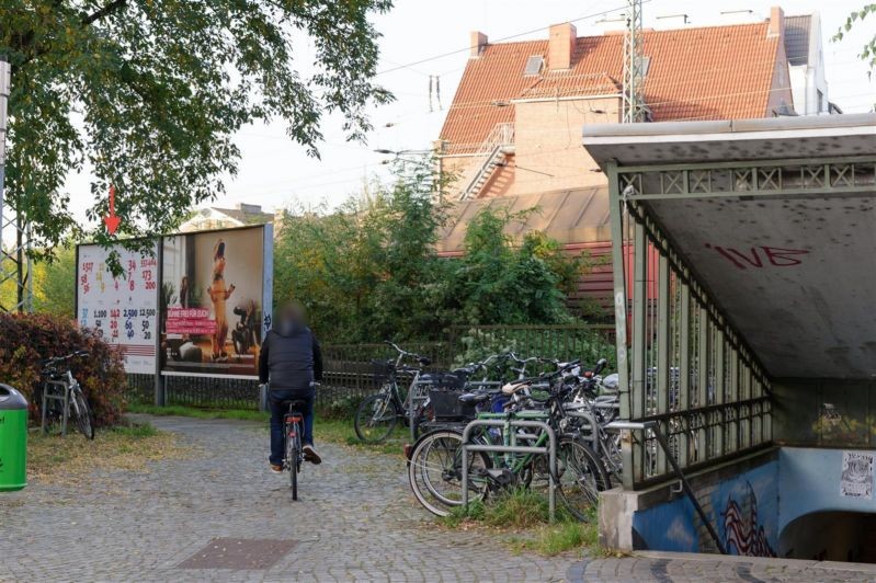 Hemelinger Bahnhofstr.,  li. v. Zugang, li. Fläche