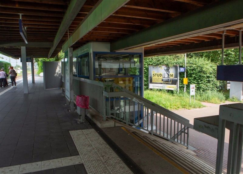 S-Bf Steele-Ost, Vorplatz, Si. Ein-/Ausg.