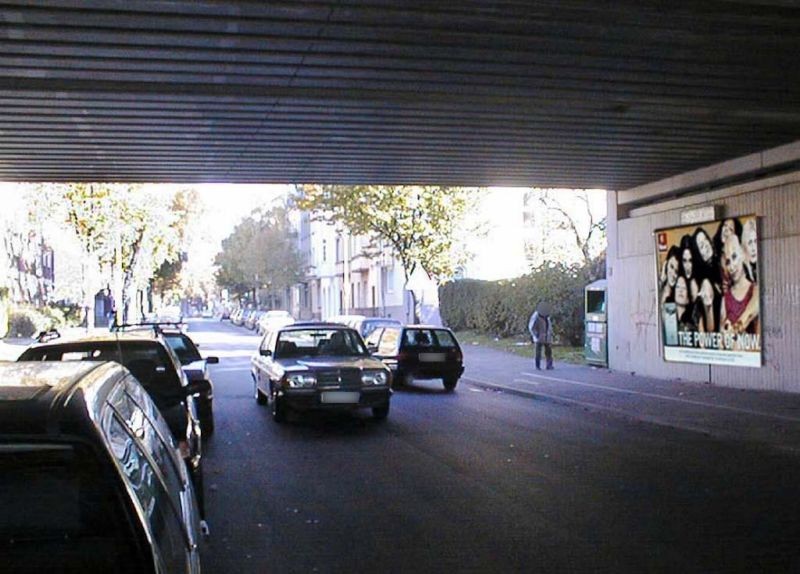 Roßstr./Alte Gladbacher Str./Bahn-Ufg./1. Sto.