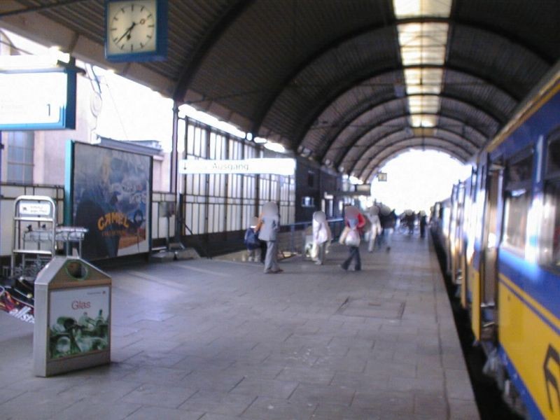 Hbf, Bstg., Gleis 1, Hallenwand, 2. Sto.