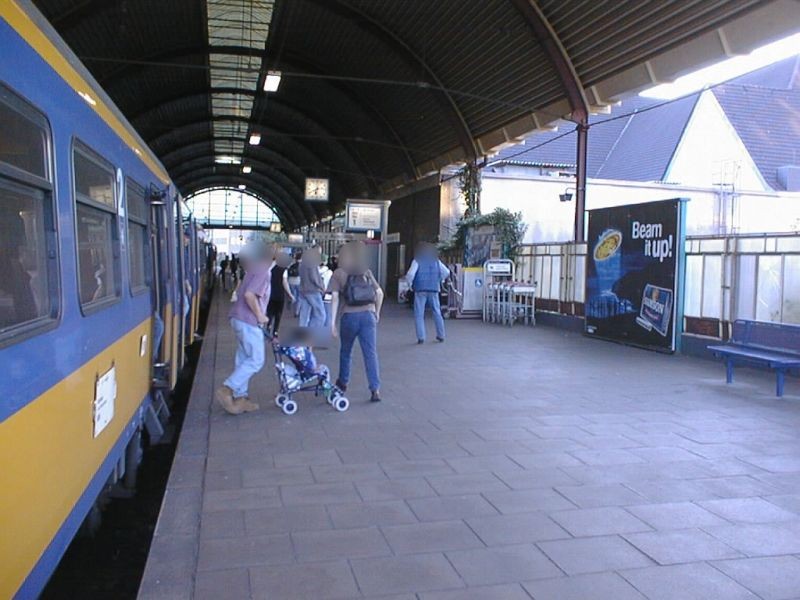 Hbf, Bstg., Gleis 1, Hallenwand, 4. Sto.