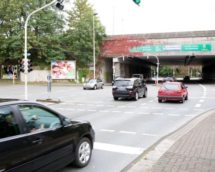 Bahnstr. Nh. Kasparstr. vor Ufg. li.