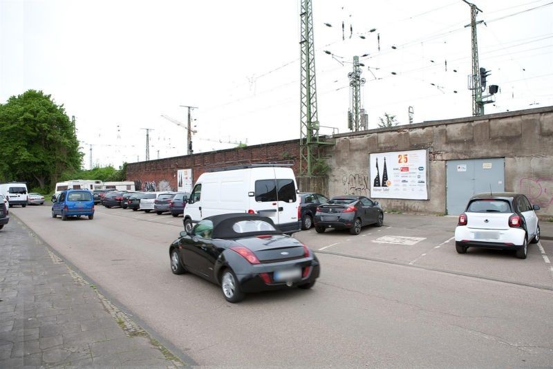 Gottfried-Hagen-Str. geg. Bus-HST Bf Kalk, 3 Sto.