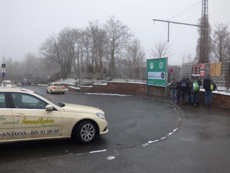 Bf, Bahnhofsvorplatzlinks vor EG