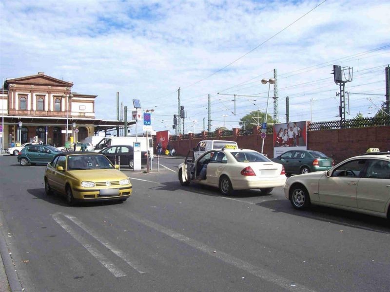 Bf, Vorplatz geg. Taxistand neb. Eing. Bf