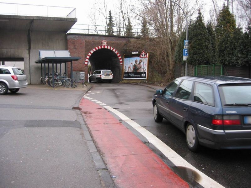Damaschkestr, re. vor DB-Br, geg. Zugang S-Bf.