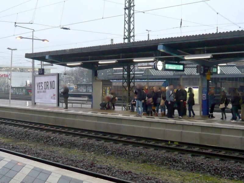 Hbf, Bstg., Gleis 3, 1.Sto., links vor Überdachung