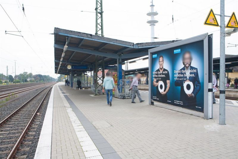 Hbf, Bstg., Gleis 4, 2. Sto, rechts vor Überdach.