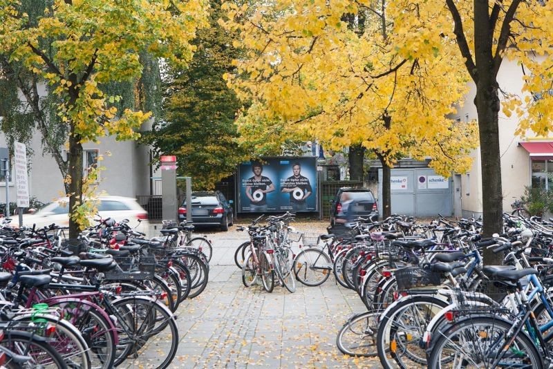 Hbf, Bf-Vorplatz, bei Fahrradständer