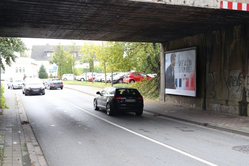 Isselhorster Str/DB-Ufg./Friedrichsdorfer Str. Nh.