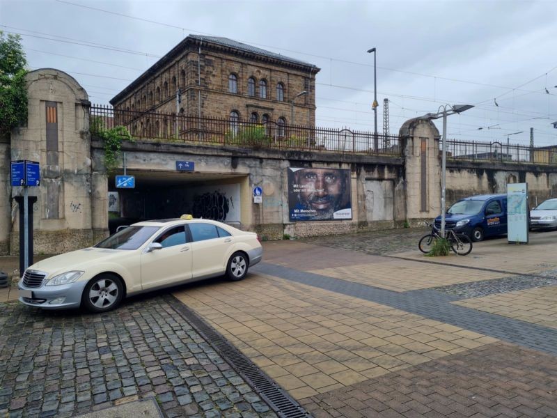 Bf, Vorplatz neb. Fußgängertunnel, re.