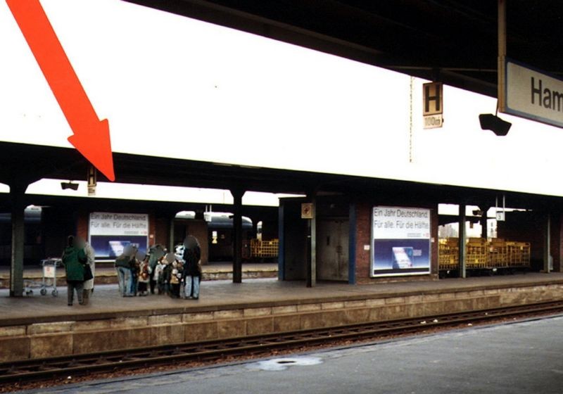 Bf, Bstg., Gleis 5, an Aufzugswand