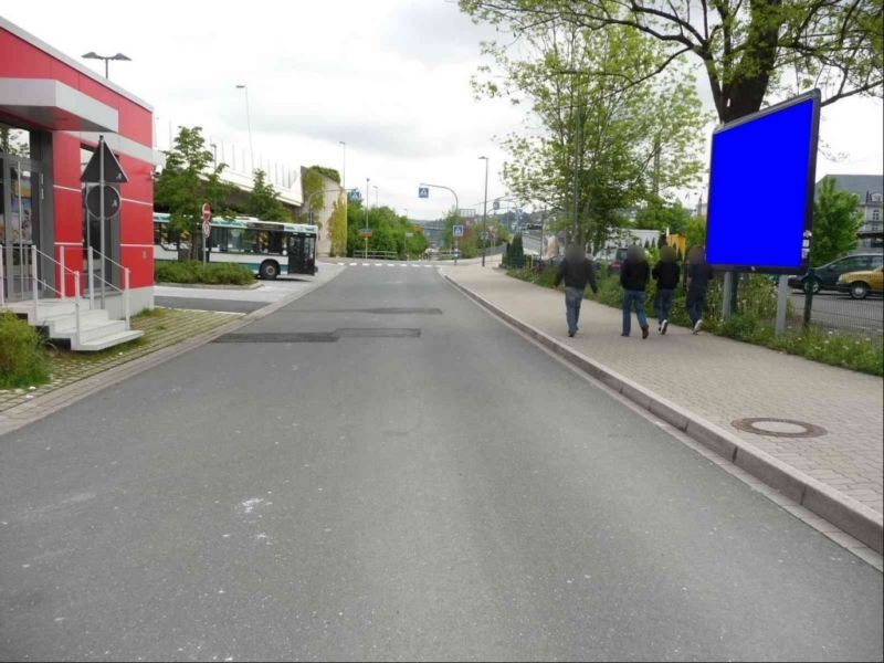 An der Unterführung Bahnsteig