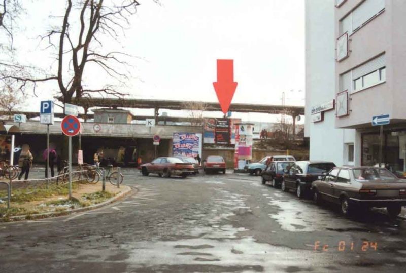 S-Bf Höchst, Höchster Bahnstr., re. neb.S-Bf-Eing.