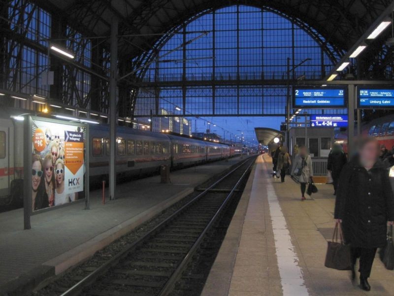 Hbf, Zw.-Bstg., Gleis 2, Abschnitt C, 3. Sto.