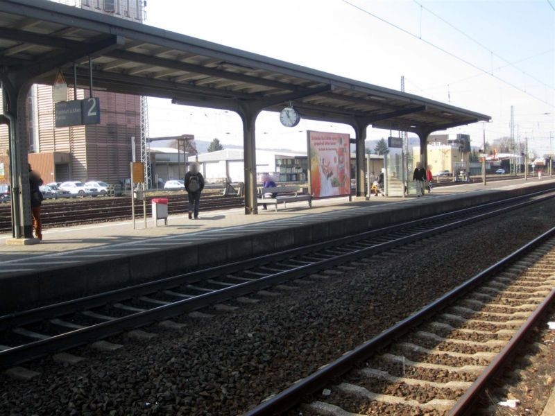 Bf, Bstg., Gleis 2, 2. Sto. rechts