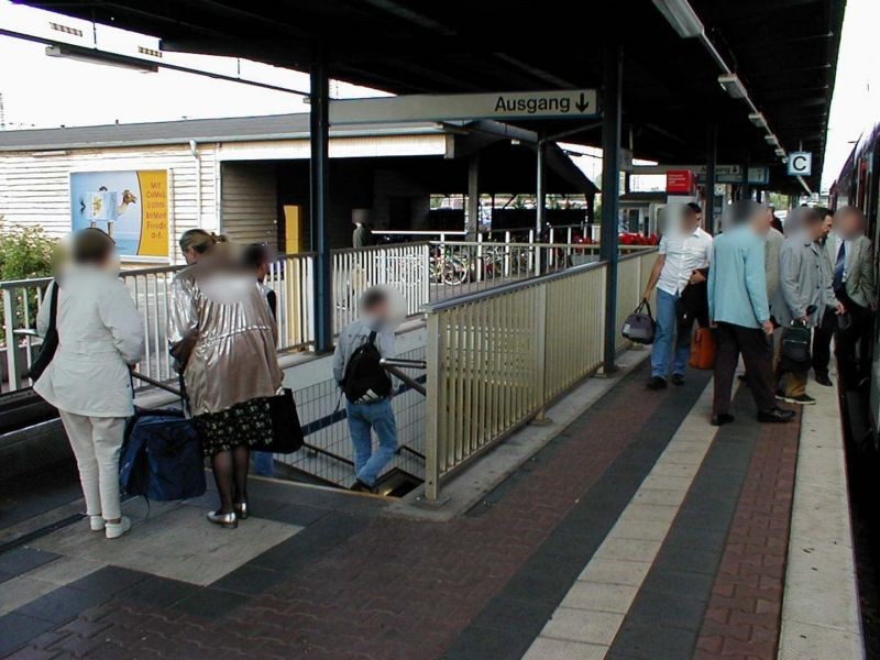 Hbf, Verbindungsweg,zw. Bstg. 7/9u.Bstg. 101