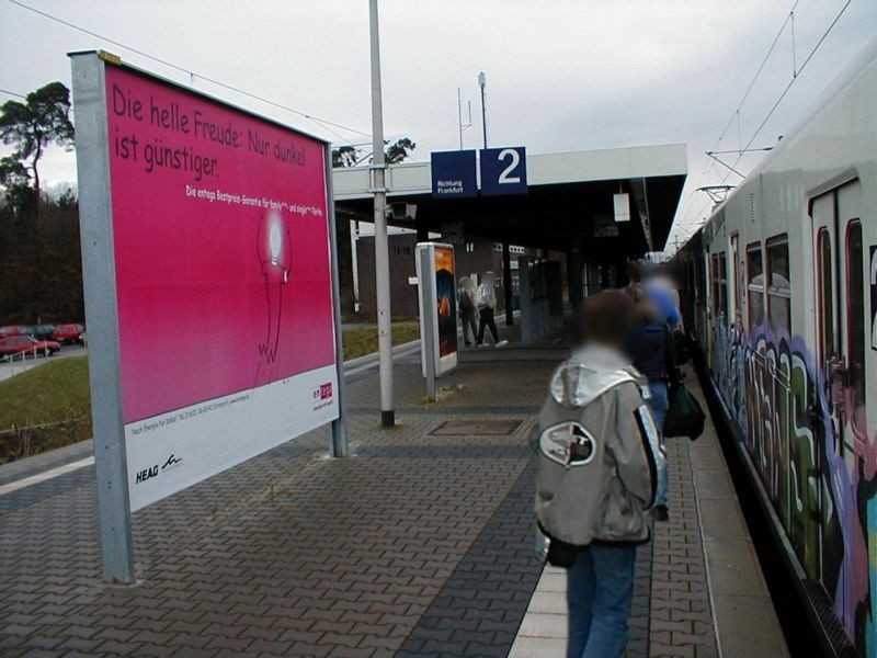 S-Bf Neu-Isenburg, Bstg. 2, neben Sitzgruppe