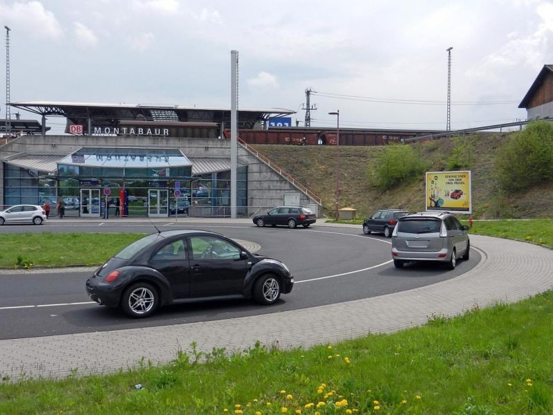 ICE-Bahnhof/vor Eingang re./rechte GF