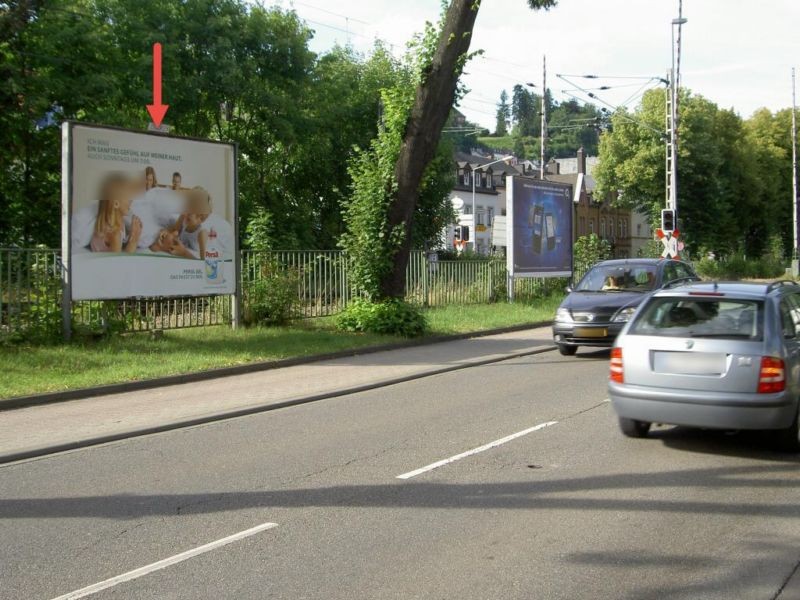 Martinerfeld geg.  57, li. vor Bahnübergang