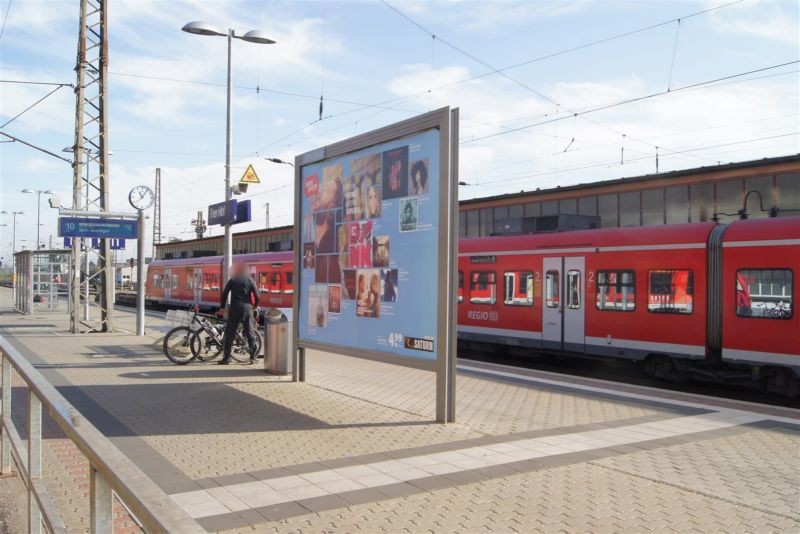 Hbf, Bstg., Gl. 10 Nord, Si. Gebäude