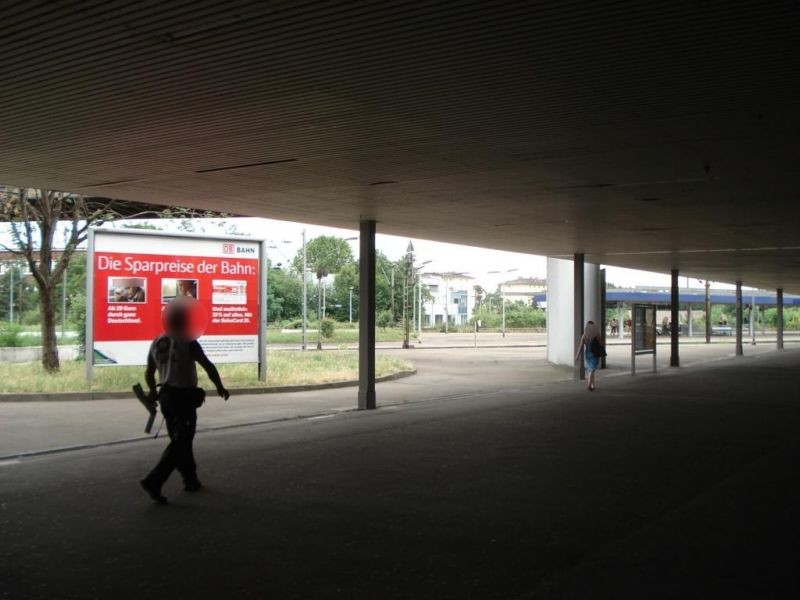 Hbf, Pflanzenrondell am Ausgang