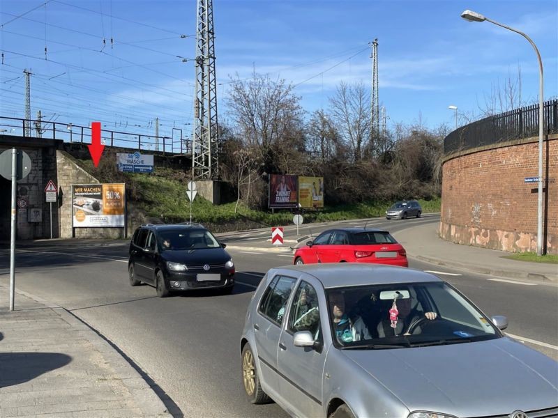Gaustr., Seite Bensheimer Str., vor DB-Ufg.