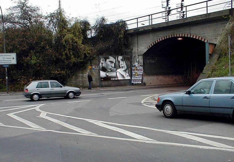 Gaustr. geg. Bensheimer Str./vor DB-Ufg.