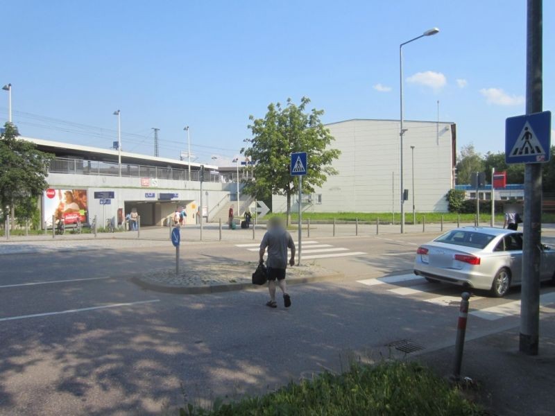 S-Bf Neckarpark, li. neb. Fußg.-Ufg.